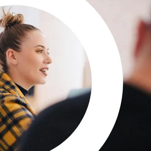 Forschungszulage beantragen: Ayming und Kunden im Gespräch.